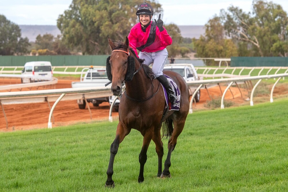 Rosie Mahony wins on Well Played at Geraldton